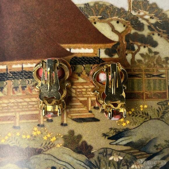 Vintage 1980s Coral Pink, Cream & Gold Fleck Resin Stone Clip Earrings - Picture 2 of 8